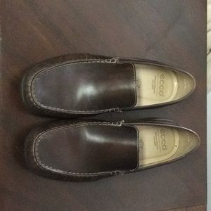 Men’s Ecco Leather slip on shoes. Size 44.